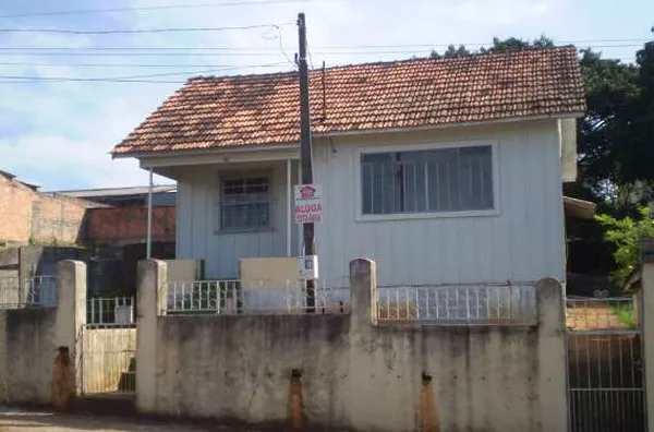 Casa em madeira, contedno 03 quartos, sala, copa, cozinha, wc, área de serviço c/ churrasqueira, garagem fechada. - Foto 1
