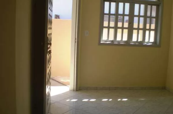 Casa em alvenaria contendo, 02 quartos, 01 suíte, sala, cozinha, wc e garagem. - Foto 2