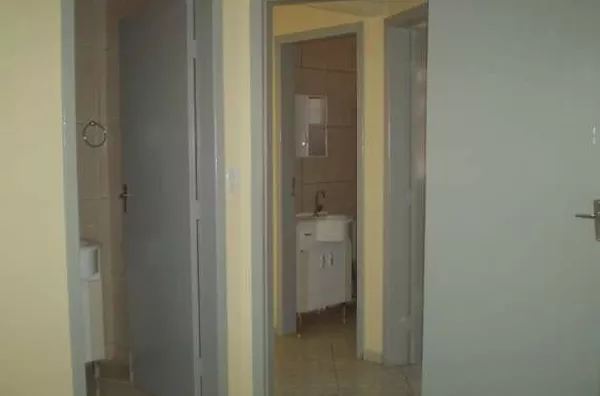 Casa em alvenaria contendo, 02 quartos, 01 suíte, sala, cozinha, wc e garagem. - Foto 3