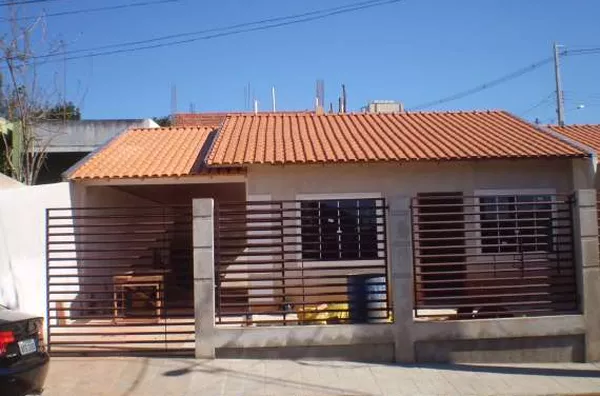 Casa em alvenaria, contendo 02 quartos, sala, cozinha, wc social, lavabo, área de serviço, churrasqueira e garagem. - Foto 1