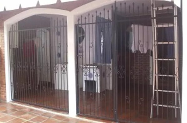 Casa em alvenaria (Mobilia-Parcial), contendo 03 quartos, 01 suíte, 02 wcs sociais, 03 salas, copa, cozinha, edícula c/ quarto de despejo, churrasqueira, escritório, lavanderia, garagem p/ 02 carros e jardim de inverno. - Foto 4