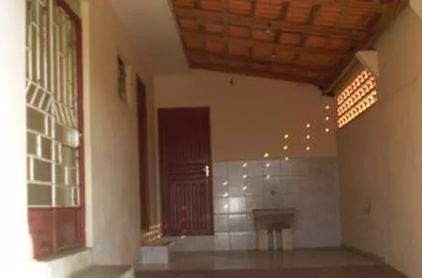 Casa de alvenaria contendo 03 quartos, sala, cozinha, wc, garagem, lavanderia e entrada separada. - Foto 2