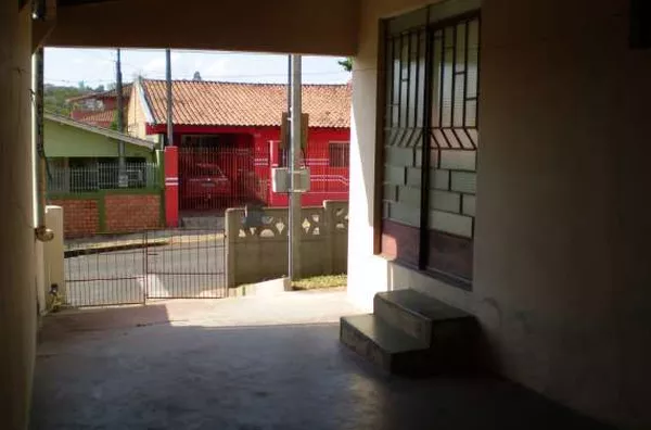 Casa de alvenaria contendo 03 quartos, sala, cozinha, wc, garagem, lavanderia e entrada separada. - Foto 3