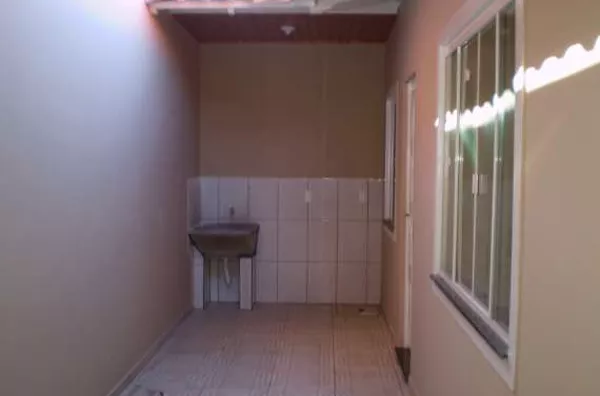Casa em alvenaria, contendo 02 quartos, sala, cozinha, wc social, lavabo, área de serviço, churrasqueira e garagem. - Foto 4