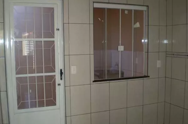 Casa em alvenaria, contendo 02 quartos, sala, cozinha, wc social, lavabo, área de serviço, churrasqueira e garagem. - Foto 6