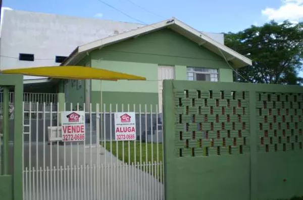 Casa em alvenaria, 03 quartos, sala para 02 ambientes, copa, cozinha, 02 wc's, lavanderia com varanda, garagem. - Foto 1