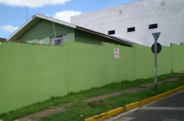 Casa em alvenaria, 03 quartos, sala para 02 ambientes, copa, cozinha, 02 wc's, lavanderia com varanda, garagem. - Foto 2