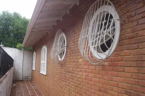 Casa em alvenaria (Mobilia-Parcial), contendo 03 quartos, 01 suíte, 02 wcs sociais, 03 salas, copa, cozinha, edícula c/ quarto de despejo, churrasqueira, escritório, lavanderia, garagem p/ 02 carros e jardim de inverno. - Foto 5