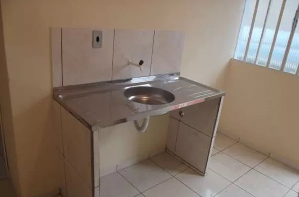 Kitinete medindo 20 m² contendo 01 quarto, cozinha, 01 banheiro e estacionamento.