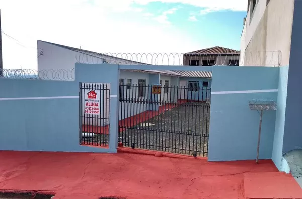 Kitinete medindo 20 m² contendo 01 quarto, cozinha, 01 banheiro e estacionamento.