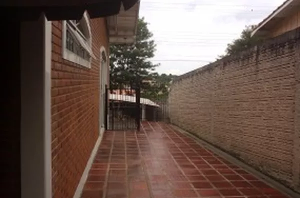 Casa em alvenaria (Mobilia-Parcial), contendo 03 quartos, 01 suíte, 02 wcs sociais, 03 salas, copa, cozinha, edícula c/ quarto de despejo, churrasqueira, escritório, lavanderia, garagem p/ 02 carros e jardim de inverno. - Foto 6