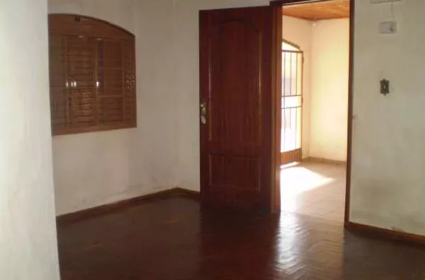 Casa em alvenaria, contendo 03 quartos, sala, cozinha, wc, área de serviço e garagem para 02 carros. - Foto 4