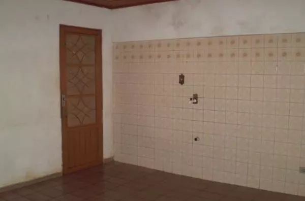 Casa em alvenaria, contendo 03 quartos, sala, cozinha, wc, área de serviço e garagem para 02 carros. - Foto 5