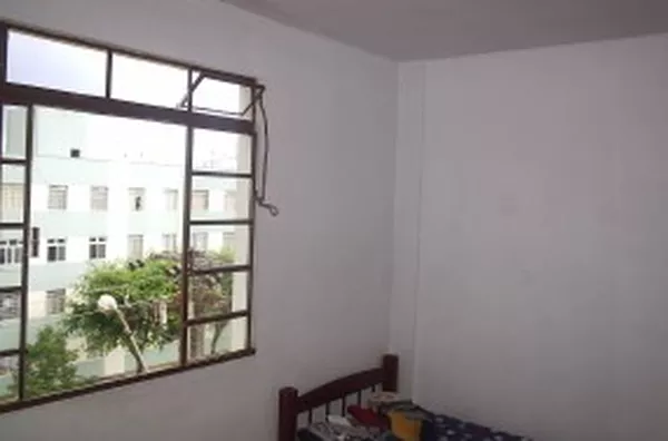 Apartamento em alvenaria (SEMI-MOBILIADO) contendo 02 quartos, sala, cozinha, wc e área de serviço. - Foto 3