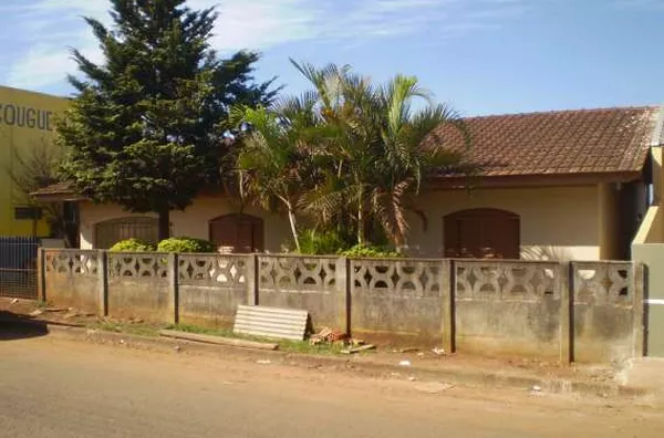 Casa em alvenaria, contendo 03 quartos, sala, cozinha, wc, área de serviço e garagem para 02 carros. - Foto 1