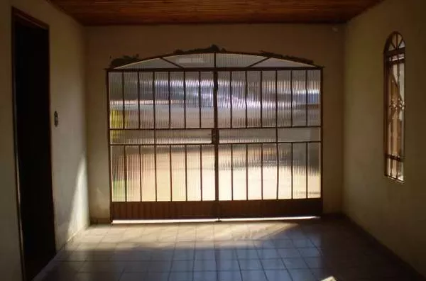 Casa em alvenaria, contendo 03 quartos, sala, cozinha, wc, área de serviço e garagem para 02 carros. - Foto 3