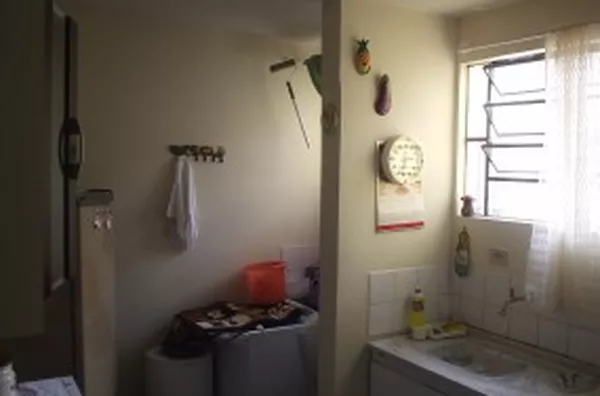 Apartamento em alvenaria (SEMI-MOBILIADO) contendo 02 quartos, sala, cozinha, wc e área de serviço. - Foto 6