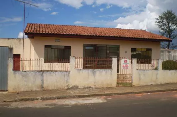 Casa em alvenaria, contendo de 03 quartos, sala, cozinha, wc social, garagem, quarto de despejo com wc, lavanderia. - Foto 1