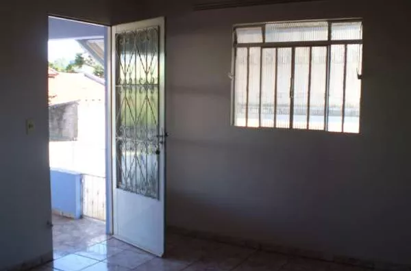 Casa em alvenaria contendo 02 quartos, sala, cozinha, wc e garagem. - Foto 3