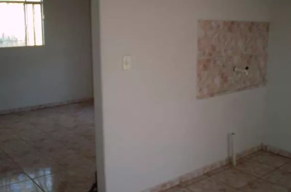 Casa em alvenaria contendo 02 quartos, sala, cozinha, wc e garagem. - Foto 4
