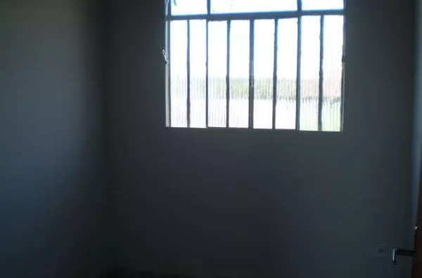 Casa em alvenaria contendo 02 quartos, sala, cozinha, wc e garagem. - Foto 5