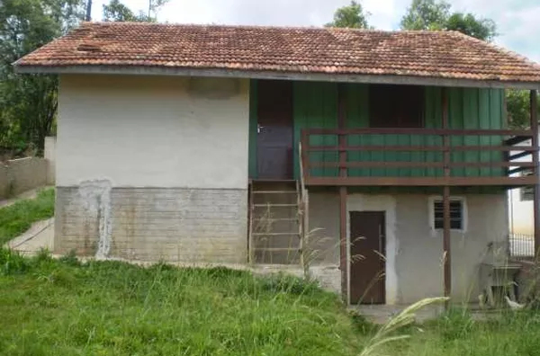 Casa em alvenaria contendo 02 quartos, sala, cozinha e wc, subsolo com 01 peça e área de serviço e garagem. - Foto 5