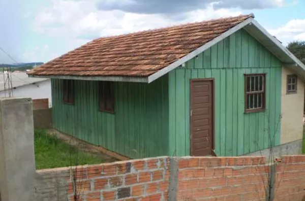 Casa em alvenaria contendo 02 quartos, sala, cozinha e wc, subsolo com 01 peça e área de serviço e garagem. - Foto 2