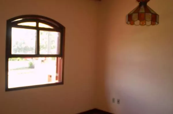 Casa em alvenaria, contendo 02 quartos, suíte, sala, copa, cozinha e wc, lavanderia com wc, garagem p/ 01 carro, abrigo p/ mais 01 carro, um quarto de despejo. - Foto 2