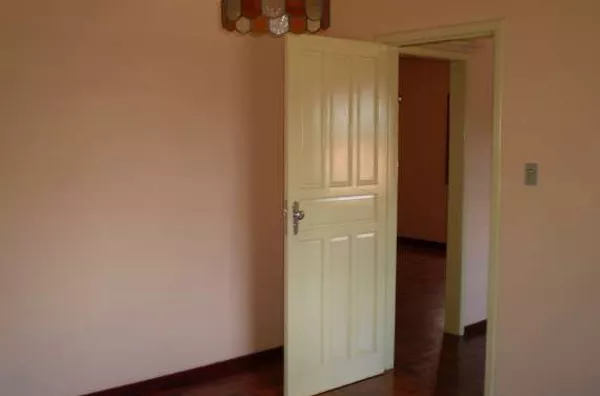 Casa em alvenaria, contendo 02 quartos, suíte, sala, copa, cozinha e wc, lavanderia com wc, garagem p/ 01 carro, abrigo p/ mais 01 carro, um quarto de despejo. - Foto 3