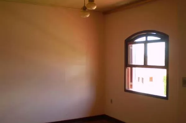 Casa em alvenaria, contendo 02 quartos, suíte, sala, copa, cozinha e wc, lavanderia com wc, garagem p/ 01 carro, abrigo p/ mais 01 carro, um quarto de despejo. - Foto 4