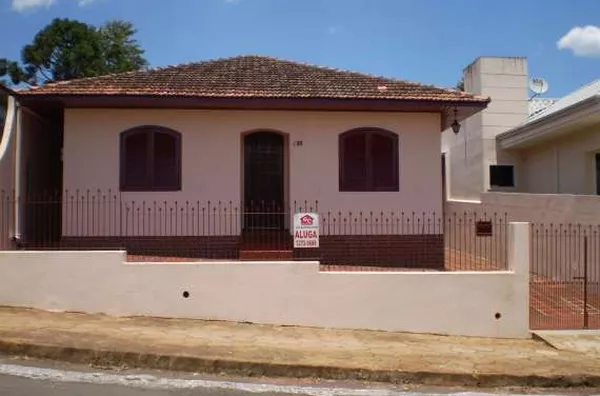 Casa em alvenaria, contendo 02 quartos, suíte, sala, copa, cozinha e wc, lavanderia com wc, garagem p/ 01 carro, abrigo p/ mais 01 carro, um quarto de despejo. - Foto 1