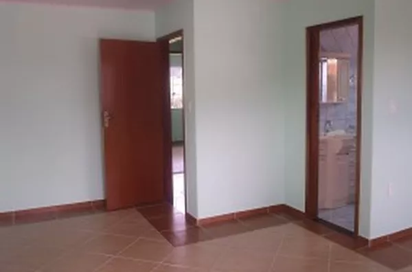 Sobrado em alvenaria, contendo 02 quartos, 01 suíte, sala, copa, cozinha, 02 banheiros, área de serviço c/ lavanderia e churrasqueira. Piso em cerâmica, teto c/ acabamento em gesso e PVC. - Foto 2