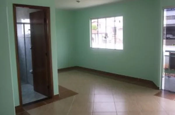 Sobrado em alvenaria, contendo 02 quartos, 01 suíte, sala, copa, cozinha, 02 banheiros, área de serviço c/ lavanderia e churrasqueira. Piso em cerâmica, teto c/ acabamento em gesso e PVC. - Foto 3