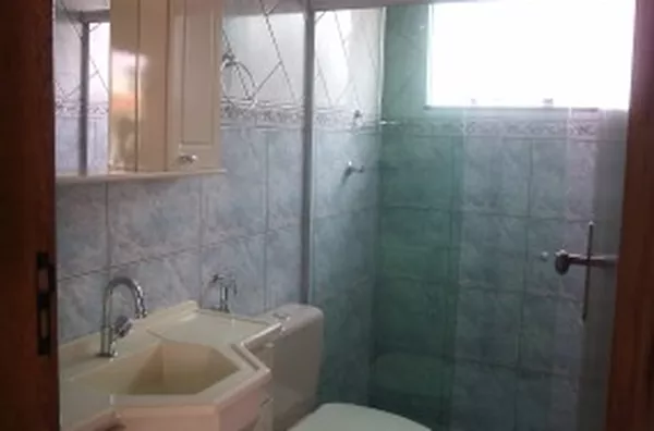 Sobrado em alvenaria, contendo 02 quartos, 01 suíte, sala, copa, cozinha, 02 banheiros, área de serviço c/ lavanderia e churrasqueira. Piso em cerâmica, teto c/ acabamento em gesso e PVC. - Foto 4