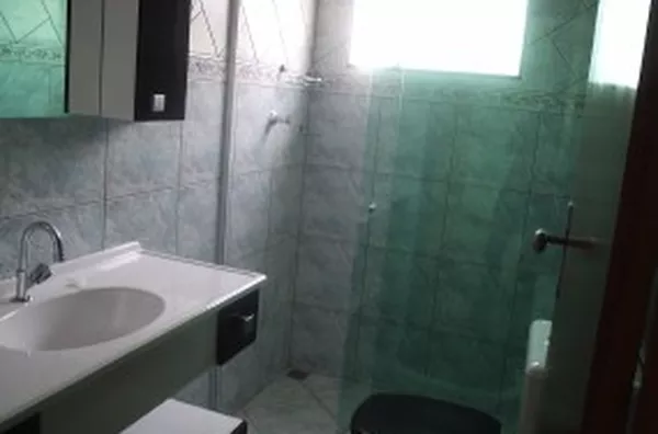 Sobrado em alvenaria, contendo 02 quartos, 01 suíte, sala, copa, cozinha, 02 banheiros, área de serviço c/ lavanderia e churrasqueira. Piso em cerâmica, teto c/ acabamento em gesso e PVC. - Foto 5