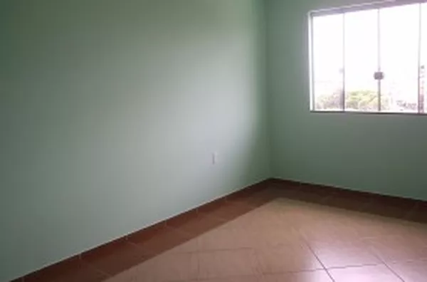 Sobrado em alvenaria, contendo 02 quartos, 01 suíte, sala, copa, cozinha, 02 banheiros, área de serviço c/ lavanderia e churrasqueira. Piso em cerâmica, teto c/ acabamento em gesso e PVC. - Foto 6