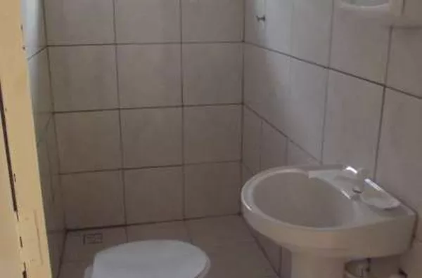 Kitinete medindo 20 m² contendo 01 quarto, cozinha, 01 banheiro e estacionamento.