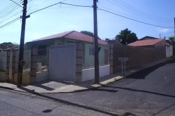 Casa em alvenaria contendo 01 quarto, sala, cozinha, wc, area de serviço, garagem, portão eletronico e alarme. - Foto 2