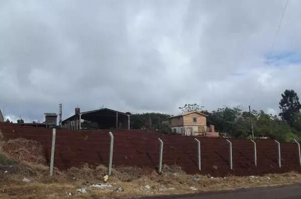 Àrea de terreno com 4.200 m²,  contendo 01 uma casa mista com 03 quartos, sala, cozinha, wc, .