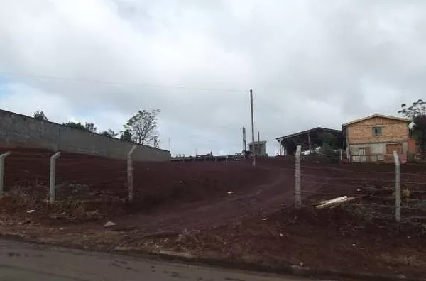 Àrea de terreno com 4.200 m²,  contendo 01 uma casa mista com 03 quartos, sala, cozinha, wc, .