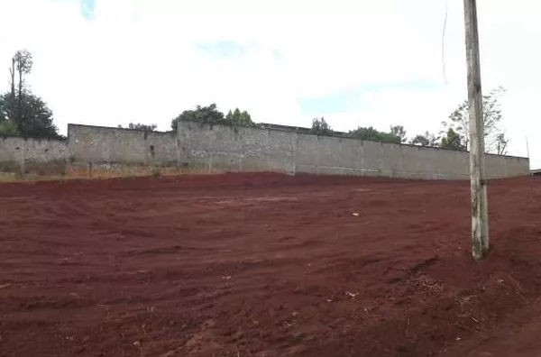 Àrea de terreno com 4.200 m²,  contendo 01 uma casa mista com 03 quartos, sala, cozinha, wc, .