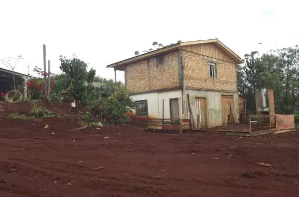 Àrea de terreno com 4.200 m²,  contendo 01 uma casa mista com 03 quartos, sala, cozinha, wc, .