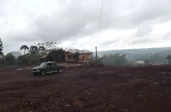 Àrea de terreno com 4.200 m²,  contendo 01 uma casa mista com 03 quartos, sala, cozinha, wc, .
