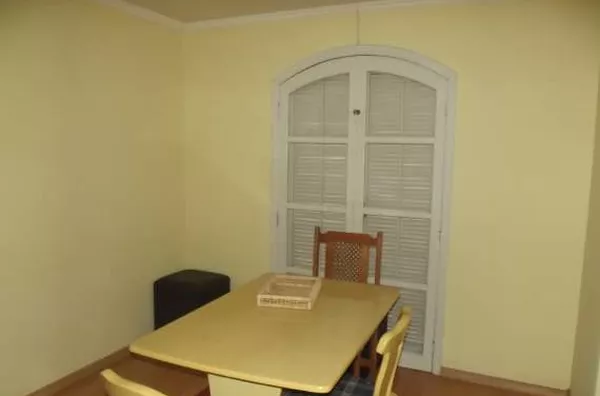 Casa de alvenaria contendo hall de entrada, sala, cozinha, 04 quartos, copa, 2 wc's, area da churrasqueira, lavanderia e garagem - Foto 4