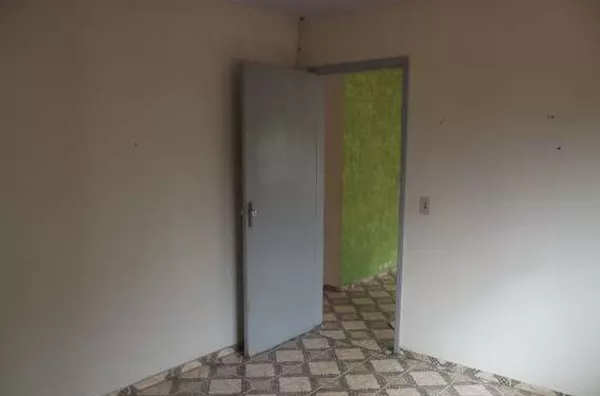 Casa em alvenaria contendo 02 quartos, sala, copa, cozinha, wc, lavanderia e garagem para dois carros. - Foto 4