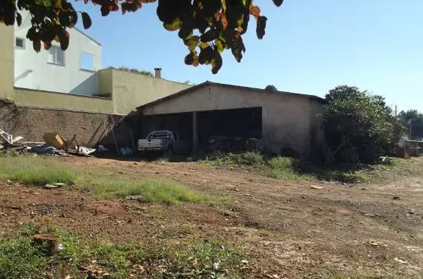 Uma área de terreno medindo 2420,00 m². Com frente para R Ângelo Dal'Col e Vicente Machado