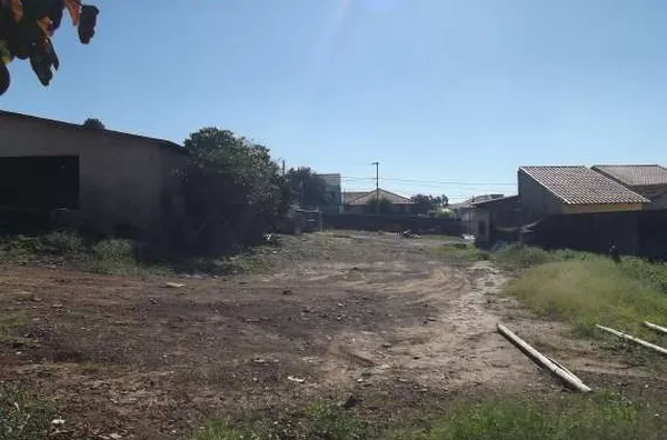 Uma área de terreno medindo 2420,00 m². Com frente para R Ângelo Dal'Col e Vicente Machado