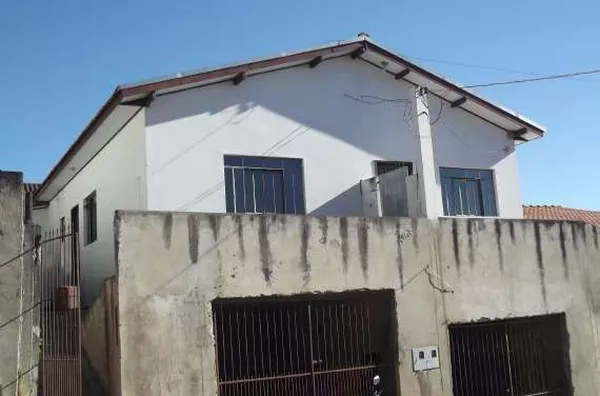 Casa em alvenaria contendo 02 quartos, sala, cozinha, wc, área de serviço e garagem - Foto 1