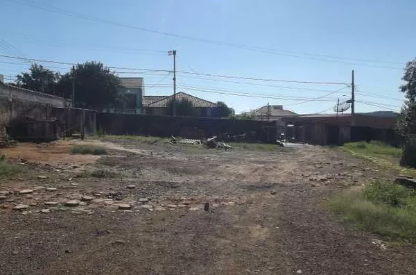 Uma área de terreno medindo 2420,00 m². Com frente para R Ângelo Dal'Col e Vicente Machado