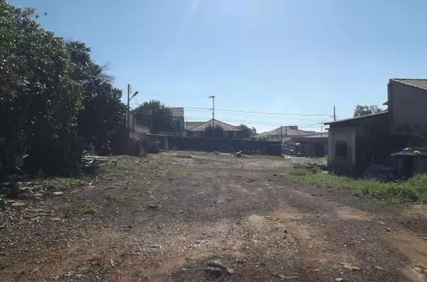 Uma área de terreno medindo 2420,00 m². Com frente para R Ângelo Dal'Col e Vicente Machado